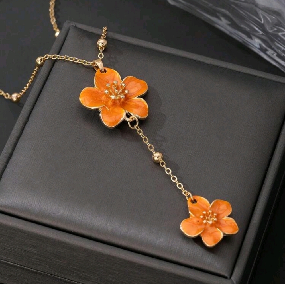BRAND NEW ** Spring Has Sprung Elegant Orange Floral Pendant Necklace